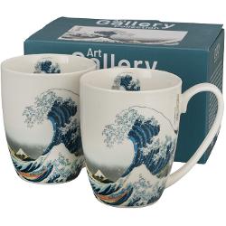 Acest set elegant de dou&196;&131; c&196;&131;ni aduce în casa ta un strop de art&196;&131; japonez&196;&131; — fiecare can&196;&131; este decorat&196;&131; cu celebra scen&196;&131; „The Great Wave off Kanagawa” reprodus&196;&131; cu aten&200;&155;ie la detalii în tonuri alb&226;&128;&145;albastre rafinate Por&200;&155;elanul fin folosit face ca fiecare can&196;&131; s&196;&131; fie 