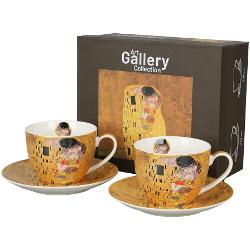 Setul „The Kiss” aduce elegana artei direct în ritualul tu de cafea sau ceai Cele dou ceti din porelan fin sunt decorate cu detalii inspirate din celebra pictur cu accente calde i aurii care le confer un aer sofisticat i rafinatCu o capacitate confortabil de aproximativ 270 ml cetile sunt ideale pentru cafea ceai sau cappuccino i se potrivesc perfect pentru momente relaxante sau conversaii linitite Farfuriile asortate completeaz 
