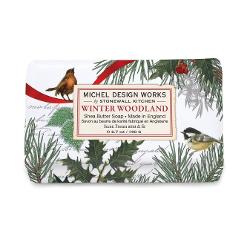 Sapun solid&nbsp;din colectia Winter Woodland de la Michel Design Works confectionat cu ingrediente nutritive precum&nbsp;shea butter si aloe vera care hidrateaza si catifeleaza pielea in timp ce o curata delicat Textura sa bogata si spumoasa ofera o senzatie de rasfat la fiecare utilizare iar parfumul evocator iti aduce aminte de aerul rece al padurii de iarna &mdash; cu note proaspete de 