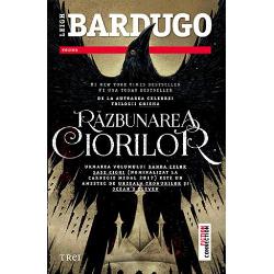 1 New York Times Bestseller    1 USA Today Bestseller  De la autoarea celebrei trilogii Grisha  Urmarea volumului Banda celor sase ciori  nominalizat la Carnegie Medal 2017  este un amestec de Urzeala tronurilor si Ocean rsquo s Eleven  Kaz Brekker si echipa lui tocmai au dat o lovitura atat de indrazneata incat nici ei nu credeau ca vor scapa teferi Dar in loc sa puna mana pe o recompensa consistenta sunt nevoiti sa lupte din nou pentru vietile lor  Inselata si slabita de rapirea unui membru 