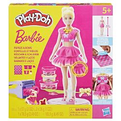 Creeaza stiluri super dragute cu setul Volanase si Fundite Este usor si distractiv sa creezi haine pentru papusa Barbie Play-Doh cu acest kit de arte si mestesuguri Pur si simplu aseaza papusa pe suport foloseste foaia cu modele Play-Doh si decupatoarele pentru a croi rochite Barbie si imbrac-o in cele mai creative moduri imaginabile Ofera-i diferite coafuri Play-Doh cu ajutorul matritei de par sau copiii isi pot face propriile coafuri manual Adauga accesorii pentru papusa Barbie cum ar fi 