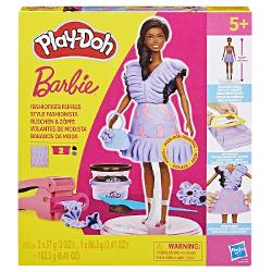 Creeaza stiluri super dragute cu setul Fashionista Ruffles Este usor si distractiv sa creezi haine pentru papusa Barbie Play-Doh cu acest kit de arte si mestesuguri Pur si simplu aseaza papusa pe suport foloseste foaia cu modele Play-Doh si decupatoarele pentru a croi rochite Barbie si imbrac-o in cele mai creative moduri imaginabile Ofera-i 2 coafuri Play-Doh diferite cu matritele pentru par scurt si lung sau copiii isi pot face propriile coafuri manual Adauga accesorii pentru papusa 