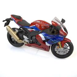 Motocicleta HONDA CBR 1000RR R FIREBLADE SP in miniatura la scara 112 este realizata din metal turnat si detalii din plastic de inalta calitate Produsul reda cu fidelitate liniile sportive si elegante ale modelului original fiind vopsit in rosu intens cu detalii albastre si alb si dotat cu elemente realiste precum sistemul de evacuare suspensie si jantele sport Aceasta replica este expusa intr-o cutie tip vitrina ceea ce o face ideala atat pentru joaca cat si pentru colectie 