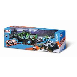 Seturile Maisto 4x4 Rebels Rugged Adventures aduc distractia off road in lumea copiilor prin vehicule metalice cu detalii realiste si design robust Fiecare pachet include o masina 4x4 cu platforma sau remorca si un vehicul suplimentar precum motocicleta ATV barca sau utilaj Modelele sunt realizate din metal turnat cu parti din plastic si au elemente functionale precum usi care se deschid Recomandate copiilor de peste 3 ani aceste seturi incurajeaza jocul creativ si recreeaza scene 