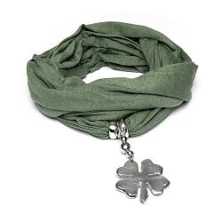 Esarfa Vestopazzo &bdquo;Scarf Drop&rdquo; este un accesoriu casual-chic perfect pentru orice tinuta de zi cu zi Realizata din jersey moale si placut la atingere aceasta esarfa adauga stil si confort putand fi purtata in multiple moduri pentru a completa outfiturile cu usurintaDesignul simplu si elegant este completat de un pandantiv in forma de trifoi fabricat din aluminiu 100 reciclat care confera un accent 