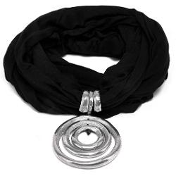 Esarfa Vestopazzo &bdquo;Scarf Drop&rdquo; este un accesoriu casual-chic perfect pentru orice tinuta de zi cu zi Realizata din jersey moale si placut la atingere aceasta esarfa adauga stil si confort putand fi purtata in multiple moduri pentru a completa outfiturile cu usurintaDesignul simplu si elegant este completat de un pandantiv in forma de cercuri concentrice fabricat din aluminiu 100 reciclat care confera 
