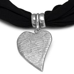 Esarfa Vestopazzo &bdquo;Scarf Drop&rdquo; este un accesoriu casual-chic perfect pentru orice tinuta de zi cu zi Realizata din jersey moale si placut la atingere aceasta esarfa adauga stil si confort putand fi purtata in multiple moduri pentru a completa outfiturile cu usurintaDesignul simplu si elegant este completat de un pandantiv in forma de inima fabricat din aluminiu 100 reciclat care confera un accent 