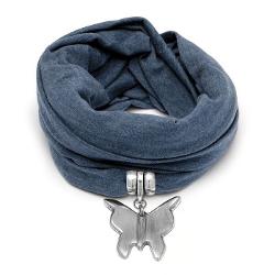 Esarfa Vestopazzo &bdquo;Scarf Drop&rdquo; este un accesoriu casual-chic perfect pentru orice tinuta de zi cu zi Realizata din jersey moale si placut la atingere aceasta esarfa adauga stil si confort putand fi purtata in multiple moduri pentru a completa outfiturile cu usurintaDesignul simplu si elegant este completat de un pandantiv in forma de fluture fabricat din aluminiu 100 reciclat care confera un accent 