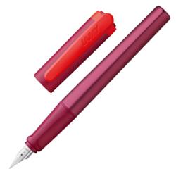 Stiloul Lamy nexx este recomandat copiilor cu varsta intre 7-8 ani este usor si robust iar gripul din cauciuc moale cu fante de prindere ajuta la o scriere relaxata si confortabila Prevazut cu capac din plastic rezistentDetalii stilou Lamy nexx multired corp din aluminiu natural anodizat  capac din plastic  grip cauciuc moale anti-alunecare  penita de otel slefuita  patroane cerneala Lamy 