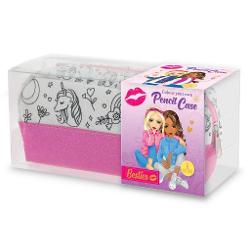 Acest set este ideal pentru copiii si adolescentii care doresc sa adauge o nota unica si personalizata accesoriilor lor scolareInclude- 1 Penar din material textil Penarul are un design preimprimat cu contururi si modele care asteapta sa fie completate cu culori- 6 Markere pentru textile Markerele sunt special concepute pentru a colora materialele textile asigurand culori vibrante si durabile care nu se sterg usorVarsta recomandata 3 aniAtentie Nu 