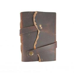 Descopera eleganta uitata a epocilor trecute cu jurnalele vintage Krashell &mdash; o colectie dedicata visatorilor scriitorilor calatorilor si celor care pretuiesc autenticitateaFiecare jurnal este meticulos lucrat manual cu coperti din piele ecologica texturata inspirata de rafinamentul clasic si misterul lumii vechi inchizatoarea metalica cu aspect antic adauga o nota de noblete si siguranta ca o poarta intre 