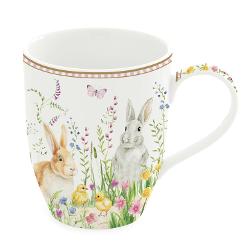 &Icirc;nc&acirc;nt&259;-&539;i momentele de relaxare cu aceast&259; can&259; din por&539;elan din colec&539;ia&nbsp;Happy Easter&nbsp;de la&nbsp;Easy Life Decorat&259; cu iepura&537;i juc&259;u&537;i pe fundal alb &icirc;nconjura&539;i de iarb&259; &537;i flori 