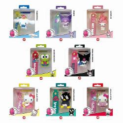 Breloc Hello Kitty Si Prietenii realizat din material plastic rezistent si prevazut cu sistem de prindere metalic tip inel ideal pentru chei ghiozdan sau geanta Figurina are un design colorat detalii atent realizate si un aspect prietenos fiind potrivita atat pentru copii cat si pentru colectionari Accesoriul este ambalat individual in cutie transparenta fiind potrivit pentru a fi oferit cadou sau pentru completarea unei colectii tematice Compact si usor brelocul adauga un plus de 