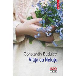 &bdquo;Nelu&539;u este un copil de un an &537;i jum&259;tate cu ochii alba&537;tri ca florile de nu-m&259;-uita care amprenteaz&259; via&539;a unei familii numeroase dintr-o Cisn&259;die &icirc;n care to&539;i adul&539;ii muncesc la &539;esut covoare Ceea ce face ca aceast&259; poveste s&259; fie tulbur&259;toare este perspectiva fratelui care prive&537;te tot ce se petrece printr-o lentil&259; a naivit&259;&539;ii m&259;tuind astfel durerea acoperind-o cu un strat de 