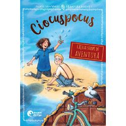 Cei &537;apte prieteni din Casa de Ciocolat&259; pornesc &icirc;ntr-o c&259;l&259;torie secret&259; spre mare pentru a g&259;si urm&259;torul ingredient al b&259;uturii de cacao fermecate Pe drum detalii despre trecutul lui Jantje ies la iveal&259; Klarissa vine cu o idee salvatoare &icirc;ntr-un moment dificil iar Amanda descoper&259; alte indicii cu privire la leg&259;tura ei cu un faimos produc&259;tor de ciocolat&259; Dar fiecare pas aduce noi provoc&259;ri iar copiii 