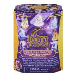 Unicorn Academy Figurina Surpriza Colectia Pietre Pretioase este o figurina surpriza inspirata din universul plin de magie Unicorn Academy Fiecare pachet ascunde un personaj unic reprezentat sub forma unei figurine cu efect special integrata intr-o piatra pretioasa magica Designul stralucitor si culori vibrante transforma fiecare deschidere intr-un moment plin de emotie si mister Exista mai multe modele de colectie fiecare ilustrand un unicorn diferit cu trasaturi distincte si detalii 