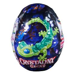Crystalynx Gecko este o figurina surpriza prezentata intr-un sau misterios care ascunde in interior o creatura spectaculoasa cu aspect cristalin Designul unic imbina forma unui gecko cu elemente inspirate din cristale stralucitoare oferind un efect vizual impresionant si detalii atent realizate Deschiderea oului adauga un plus de suspans si entuziasm transformand fiecare despachetare intr-o experienta captivanta Figurina poate fi combinata cu alte modele din aceeasi colectie pentru a 