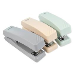 Capsator 20 de coliCapacitate 20 de coli 80 gm&sup2; 246-266incl 100 de capse 246 capsator metalic cu carcas&259; din plastic&nbsp;Atentie Acest produs este disponibil in 3 culori diferite asortate Pretul afisat este per bucata Nu se poate alege modelul se livreaza in functie de disponibilitatea din stoc