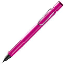 Creionul mecanic Lamy Safari 05 mm se remarc&259; prin designul s&259;u atemporal ergonomia excelent&259; &537;i varietatea de culori atractive Aceste caracteristici au f&259;cut ca gama Safari s&259; devin&259; una dintre cele mai apreciate serii de instrumente de scris din lume fiind potrivit&259; at&acirc;t pentru utilizarea zilnic&259; c&acirc;t &537;i pentru schi&539;e sau desen tehnicCorpul creionului este realizat din plastic rezistent conceput pentru 