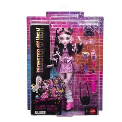 Intra in atmosfera gotica si plina de stil din universul Monster High cu papusa Draculaura un personaj emblematic cu un look adorabil si indraznet Draculaura impresioneaza prin parul lung in doua nuante contrastante si tinuta stralucitoare in tonuri de roz si negru completata de accesorii statement si detalii inspirate din tematica vampirica Setul include diverse accesorii pentru joaca precum are eleganta telefon gustare bautura tematica ochelari si un animal de companie cu design 