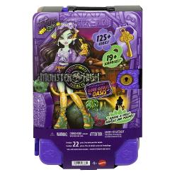 Descopera misterele din universul Monster High cu Skulltimate Secrets un pachet plin de surpriza si transformari spectaculoase In interior se afla papusa inspirata din tematica exotica cu tinute si accesorii ascunse ce pot fi dezvaluite pas cu pas Setul include peste 19 surprize si mai mult de 125 de combinatii de styling oferind numeroase posibilitati de personalizare a look-ului Copilul poate debloca compartimentele cu ajutorul cheii incluse descoperind haine accesorii si elemente 