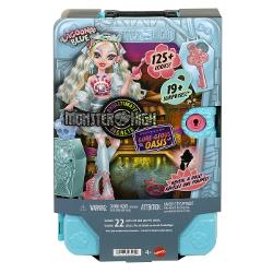 Descopera universul plin de mister si stil din colectia Monster High Skulltimate Secrets cu papusa Lagoona Blue intr-o editie speciala cu surpriza Setul include peste 19 surprize si ofera mai mult de 125 de combinatii de styling permitand personalizarea completa a tinutelor si accesoriilor Copilul poate debloca compartimentele secrete cu ajutorul cheii incluse dezvaluind haine accesorii si elemente tematice inspirate din atmosfera exotica a oazei Papusa impresioneaza prin parul lung in 