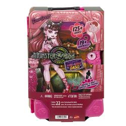 Descopera universul plin de mister si stil din colectia Monster High Skulltimate Secrets cu papusa Draculaura intr-o editie speciala cu surpriza Setul include peste 19 surprize si ofera mai mult de 125 de combinatii de styling permitand personalizarea completa a tinutelor si accesoriilor Copilul poate debloca compartimentele secrete cu ajutorul cheii incluse dezvaluind haine accesorii si elemente tematice inspirate din atmosfera exotica a oazei Papusa impresioneaza prin tinute in nuante 