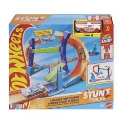 Setul Hot Wheels Stunt Tracks aduce actiune intensa si multiple posibilitati de joaca intr-un singur produs combinand elemente de pista lansare si transformare Modelul include o structura complexa cu niveluri rampe si mecanisme dinamice care permit curse rapide si scenarii variate In functie de configuratie setul poate functiona ca statie de interventie sau ca garaj transformabil pentru cascadorii si multe altele oferind experiente diferite in acelasi ansamblu Include o masinuta Hot 