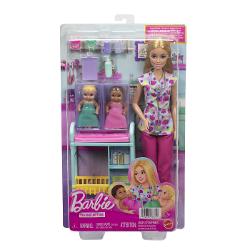 Descopera universul plin de grija si imaginatie cu papusa Barbie Doctor Pediatru un set adorabil care incurajeaza jocul de rol si dezvoltarea empatiei Barbie este imbracata in uniforma medicala colorata cu imprimeu vesel si stetoscop la gat pregatita sa aiba grija de cei doi bebelusi inclusiv in set Pachetul cu accesorii specifice unui cabinet pediatric precum pat pentru consult instrumente medicale si diverse pentru ingrijiri micutilor oferind multe posibilitati de joaca Copilul poate 