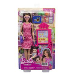 Copiii pot explora tot felul de cariere cu Barbie De la un om de stiinta la un copil de doctor papusile Barbie Careers sunt gata sa inspire povesti pentru toata lumea Barbie poarta haine detasabile cu tematica de cariera si alte accesorii pentru a spune povesti Imaginatia poate juca o lume plina de posibilitati de povestire si oportunitati de cariera cu aceasta papusa puternica gata sa inspire copiii sa fie tot ce isi doresc sa fie Acest pachet include un set de joaca Barbie Profesoara