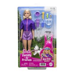 Porneste in aventuri in aer liber alaturi de papusa Barbie Malibu din colectia Family And Friends pregatita pentru momente pline de distractie si explorare Imbracata intr-o tinuta casual si moderna cu bluza mov si pantaloni scurti asortati Barbie este gata pentru plimbari drumetii si joaca in natura Aspectul prietenos si stilul relaxat incurajeaza joaca de rol si imaginatia copiilor Setul include diverse accesorii tematice care completeaza experienta perfecta de joaca precum rucsac 