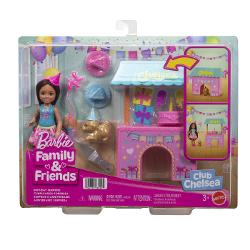 Setul Barbie Family and Friends Clubul lui Chelsea Zi De Nastere aduce distractia unei petreceri aniversare direct in lumea jocului imaginativ Setul include o papusa Chelsea si multiple accesorii tematice care recreeaza atmosfera unei petreceri pline de culoare Standul decorat cadourile baloanele si accesoriile de petrecere permit copiilor sa creeze propriile povesti si scenarii de sarbatoare Setul mai include si un mic animal de companie si diverse elemente decorative care completeaza 