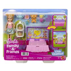 Setul Barbie Family and Friends Clubul lui Chelsea Petrecere Cu Ceai Surpriza transforma timpul de joaca intr-o petrecere vesela in aer liber Setul include o papusa Chelsea si multe accesorii tematice pentru un picnic sau o petrecere cu ceai precum cani ceainic deserturi si alte elemente decorative Standul de servire se poate transforma intr-un cos de picnic compact usor de transport si depozitat Culorile vesele si detaliile inspirate din lumea deserturilor creeaza o atmosfera jucausa 