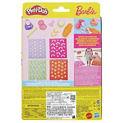 Play-Doh Barbie este un set creativ care imbina universul fashion Barbie cu distractia modelarii plastelinei Copiii de peste 5 ani pot crea tinute spectaculoase decorate cu flori inimi diverse modele decorative si folosesc foile cu sabloane incluse pentru a realiza texturi si detalii elegante Setul contine mai multe culori de plastelina Play-Doh accesorii si elemente pentru personalizarea rochiilor si accesorii oferind libertate totala de exprimare si creativitate Este ideal pentru 