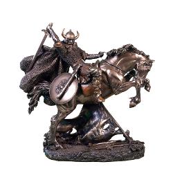 Surprinde energia brut&259; &537;i eroismul erei vikinge cu aceast&259; statueta ce &icirc;nf&259;&539;i&537;eaz&259; un viking pe un cal cabrat Reprezent&acirc;nd un r&259;zboinic ne&icirc;nfricat pe un cal de lupt&259; puternic figura transmite for&539;&259; agilitate &537;i spiritul viking de neoprit Pozi&539;ia dinamic&259; a calului &537;i a c&259;l&259;re&539;ului eman&259; mi&537;care d&acirc;nd senza&539;ia unui r&259;zboinic preg&259;tit 