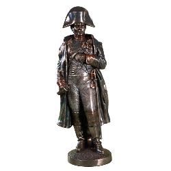Statuet&259; Napoleon Bonaparte &ndash; &Icirc;mp&259;ratul LegendarAduce&539;i istoria la via&539;&259; cu aceast&259; figurin&259; Napoleon Bonaparte care &icirc;l &icirc;nf&259;&539;i&537;eaz&259; pe emblematicul &icirc;mp&259;rat francez &icirc;ntr-o poz&259; demn&259; &icirc;n picioare Aceast&259; statuet&259; surprinde autoritatea &537;i prezen&539;a sa atemporal&259; fiind un obiect obligatoriu pentru 