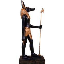 Adu la via&539;&259; misticismul Egiptului antic cu aceast&259; figurin&259; uimitoare a lui Anubis zeul care proteja mor&539;ii p&259;zea mumiile &537;i c&259;l&259;uzea sufletele c&259;tre via&539;a de apoi Cu capul s&259;u emblematic de &537;acal &537;i detaliile elegante aceast&259; figurin&259; radiaz&259; putere protec&539;ie &537;i misterPerfect pentru colec&539;ionarii de figuri mitologice fanii culturii 