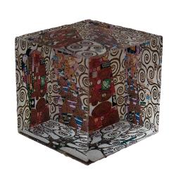 KLIMT &ndash; Friza Stoclet Colec&539;ia QB-ArtAdu o oper&259; de art&259; decorativ&259; luxuriant&259; &icirc;n casa ta cu acest superb presepapier Stoclet Frieze din colec&539;ia QB-Art Capodopera iconic&259; a lui Gustav Klimt prinde via&539;&259; &icirc;ntr-un efect caleidoscopic captivant care se joac&259; cu culoarea lumina &537;i profunzimeaDesignul p&259;trat &537;i transparent face 