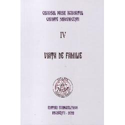 Cu prezentul volum ce cuprinde subiecte despre familie &537;i despre &icirc;ncerc&259;rile prin care trece omul din pricina crizei vie&539;ii de familie din vremea noastr&259; continu&259;m publicarea &bdquo;Cuvintelor duhovnice&537;ti&rdquo; ale fericitului Stare&539; Paisie Stare&539;ul spunea c&259; cele mai multe din scrisorile pe care le primea proveneau de la oameni cu probleme familiale Iar aceste probleme el le atribuia dep&259;rt&259;rii oamenilor de Dumnezeu &537;i 