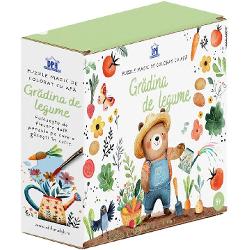 Descoper&259; &bdquo;Gr&259;dina de legume&rdquo; un puzzle magic care &icirc;mbin&259; joaca creativitatea &537;i fascina&539;ia pentru natur&259; Copiii reconstruiesc scena cu cele 54 de piese apoi folosesc pensula inclus&259; pentru a atinge cu ap&259; zonele illustrate iar detaliile ascunse prind via&539;&259; treptat &icirc;ntr-un mod surprinz&259;tor &537;i captivantSetul &icirc;i invit&259; pe cei mici s&259; exploreze lumea gr&259;dinii legume colorate 