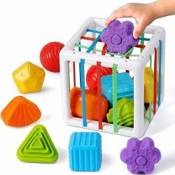 Un cub senzorial ingenios care imbina perfect joaca si invatarea Cubul flexibil Montessori cu benzi elastice si forme colorate este mai mult decat o simpla jucarie  este un instrument valoros pentru dezvoltarea bebelusilor de la 12 luni in sus Copilul tau va fi fascinat sa introduca sau sa scoata blocurile prin benzile elastice  o activitate care stimuleaza logica rabdarea si coordonarea mana-ochi Fiecare piesa are o forma diferita si o textura aparte oferind o experienta 