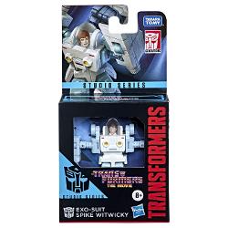 Seria Studio a permis intotdeauna fanilor sa treaca de marele ecran si sa construiasca colectia suprema Transformers inspirata din scenele emblematice de film din universul filmelor Transformers Acum linia Studio Series se extinde pentru a include momentele epice si personajele din Transformers Figura are un decor viu inspirat de film este extrem de articulata pentru a fi posibila transformarea si vine cu un accesoriu blaster Acest pachet contine personajul Spike Witwicky