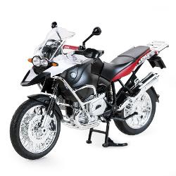 Motocicleta are proportiile ideale pentru momente pline de distractie si amuzament avand dimensiunile in centimetri dupa cum urmeaza  225913 Motocicleta metalica Bmw Rs1200 scara 1 la 9 are anvelope de cauciuc si un design detaliat realizat din materiale metalice turnate cu accesorii realizate din material plastic de calitate superioara Copilul dumneavoastra se poate juca in voie cu motocicleta metalica Bmw Rs1200 de la brandul international Rastar Nicio cursa nu este imposibil de 