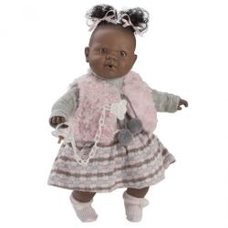 Alicia este cea mai cuminte papusica dar incepe sa planga daca isi pierde suzeta Are dimensiunea de 38 cm este confectionata din cel mai bun vinil material care imita pielea si are articulatii flexibile Alicia poarta o rochita si vesta din blana Papusa face parte din colectia Alicia & Alex a celebrului producator spaniol de papusi Munecas Berbesa si este prezentata intr-o cutie de cadou Berbesa Pachetul contine instructiuni pentru montarea bateriilor care o vor face pe Alicia sa 