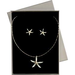 Set elegant format din colier &537;i cercei realizat din zamac cu finisaj auriu ideal pentru a completa &539;inutele cu un accent feminin &537;i rafinatColierul are o lungime de 42 cm &537;i este pus &icirc;n valoare de un pandantiv &icirc;n form&259; de floare perfect asortat cu cerceii din set Designul floral adaug&259; delicate&539;e &537;i un aer romantic accesoriuluiElementele sunt 