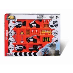 Set de joaca tematic de constructii Bobcat conceput pentru a recrea activitatile din santier si pentru a stimula imaginatia copiilor Include mai multe vehicule utilitare si o varietate de accesorii specifice realizate din metal si plastic pentru durabilitate si detalii realiste Elementele setului permit simularea diverselor operatiuni precum incarcare ridicare transport si manipulare materiale Fiecare vehicul este echipat cu componente mobile iar accesorii completeaza scenariile de 
