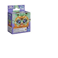 Jucarie interactiva tip Furblets MIN TEE compacta si usor de transport conceputa pentru distractie rapida si interactiune muzicala Produsul reda peste 45 de sunete si efecte audio oferind o experienta dinamica prin activarea diferitelor functii tactile Designul colorat si expresiv atrage atentia iar dimensiunea redusa permite utilizarea oriunde acasa sau in deplasare Este realizat din materiale rezistente potrivite pentru utilizare frecventa Produsul functioneaza pe baza de baterie tip 