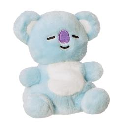 Jucarie de plus Aurora Shooky Pong Pong 13cm in forma de koala realizata din material textil moale si pufos placut la atingere ideala pentru imbratisare si joaca zilnica Designul delicat in nuante de albastru deschis cu burtica alba si nas mov este completat de expresia calmei si zambitoare care transmite relaxare si confort Forma rotunjita este si dimensiunea compacta sau fac usor de transport potrivita atat pentru acasa cat si pentru calatorii sau somn Contribuie la dezvoltarea 