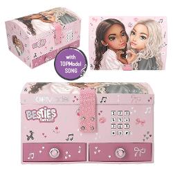 Pentru bijuterii sau mici comori &537;i secrete Cutia roz pentru bijuterii TOPModel se deschide doar atunci c&acirc;nd este introdus codul corect din 4 cifre personalizabilschimbabil Apoi noua melodie TOPModel BEST FRIENDS se aude timp de aproximativ 20 de secunde Cu motive frumoase cu modele &537;i pictograme dr&259;gu&539;e la exterior &537;i &icirc;n interior Compartimentul principal o incrusta&539;ie deta&537;abil&259; cu trei compartimente &537;i dou&259; sertare cu 