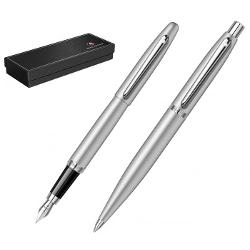 Set Stilou  Pix Sheaffer VFM Silver NTStilouCorp din alama pacat cu multiple straturi de lac mat argintiuCapacul se inchide prin apasareAccesorii din alama placate multiple straturi de lac mat de culoare neagraClipul din otel inoxisabil tip arc placat cu multiple straturi de lac mat de culoare neagraGrip din rasina epoxidica de culoare neagraPenita din otel inoxidabil 